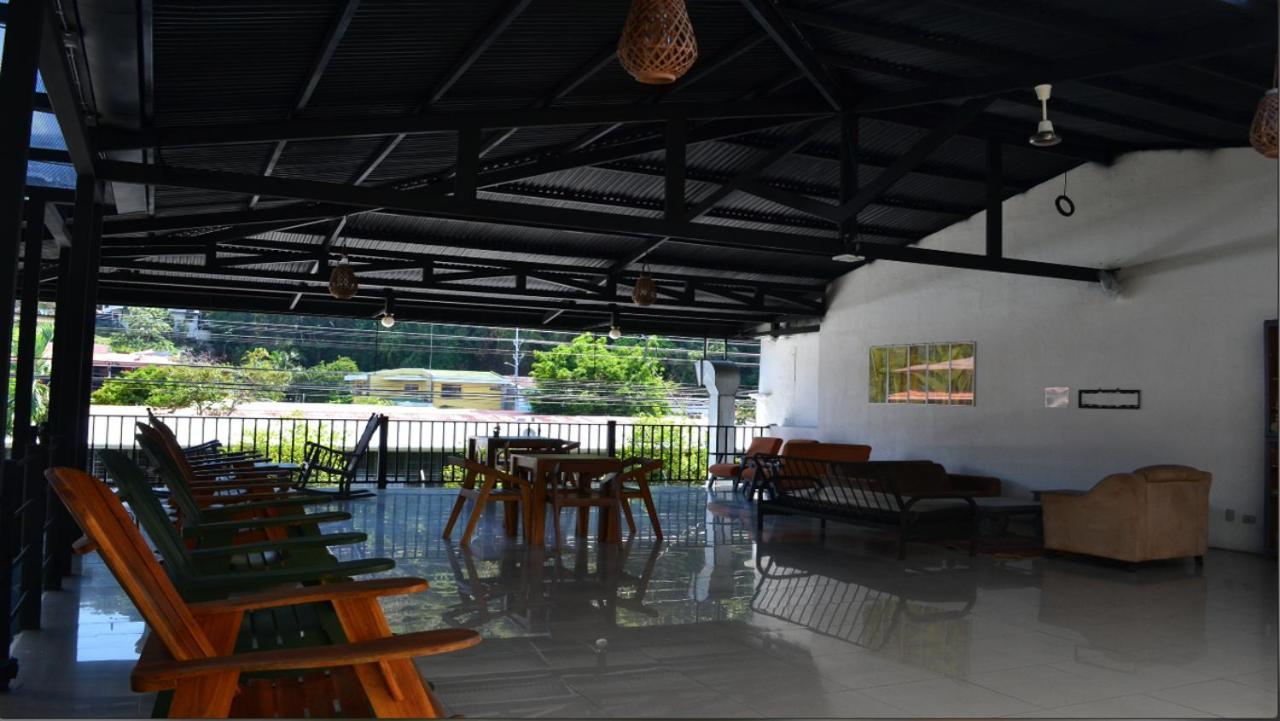 Wide Mouth Frog Quepos Hostel Manuel Antonio Bagian luar foto